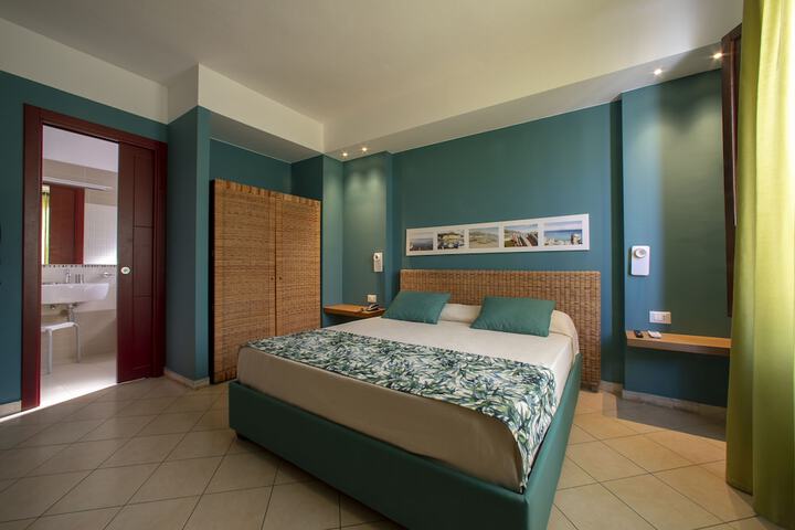Room 11 of 27