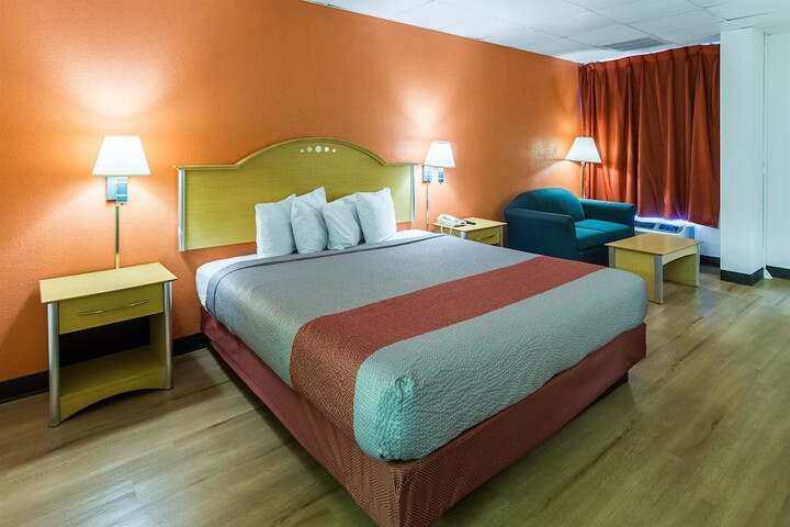 1 Queen Bed (10 of 16)