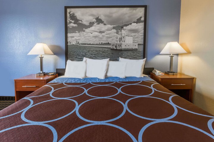 1 King Bed (4 of 6)