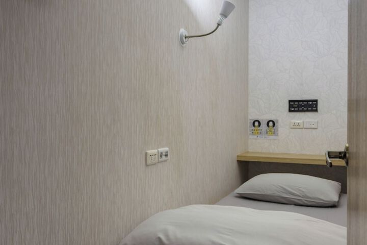 Room 12 of 25