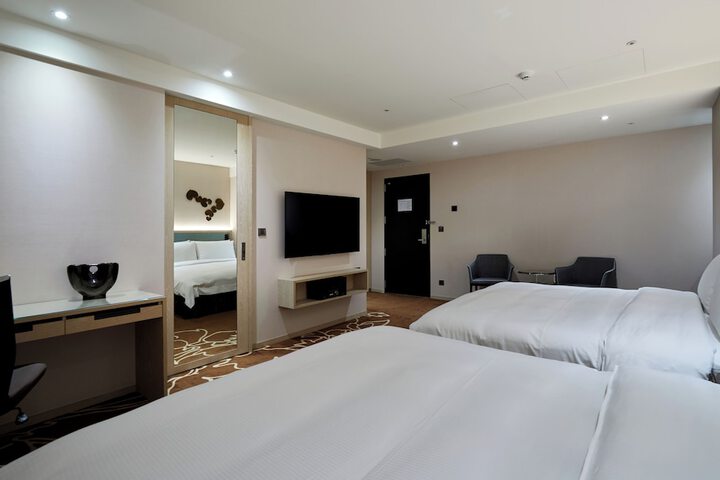 Room 32 of 121