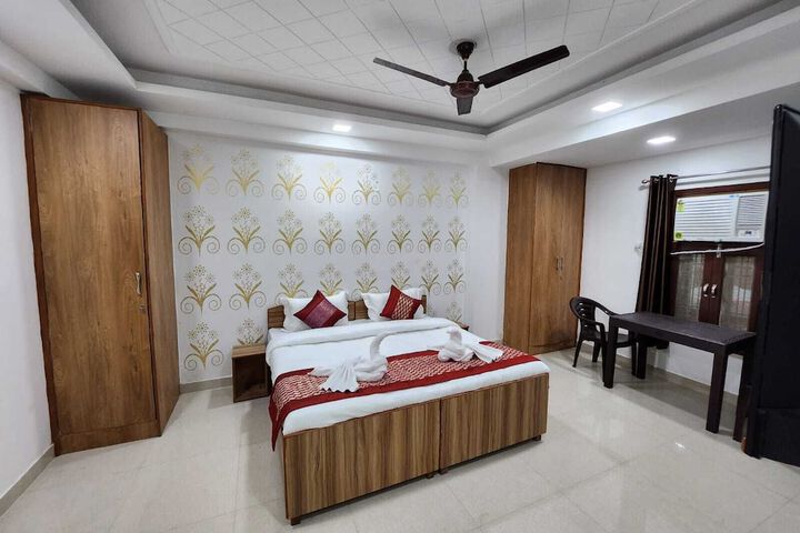 Room 6 of 13