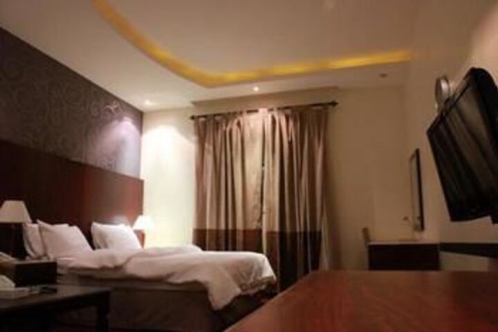Room 10 of 16