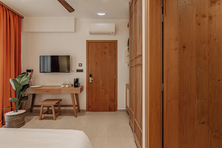 Room 27 of 77