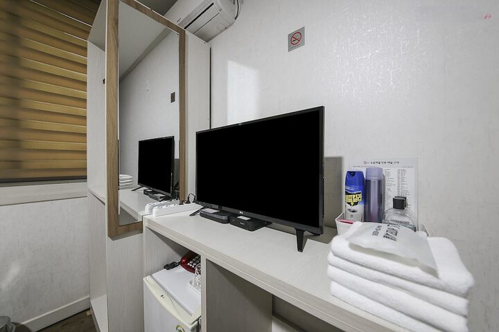Room 11 of 13