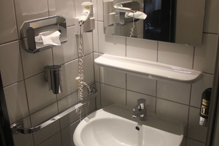 Room 12 of 27