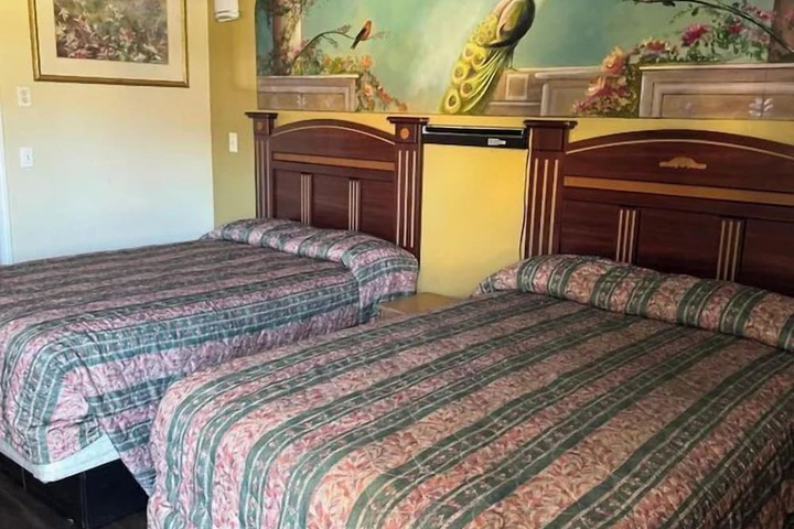 1 Queen Bed (5 of 8)