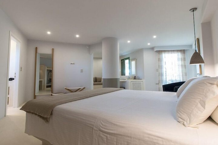 Room 2 of 83