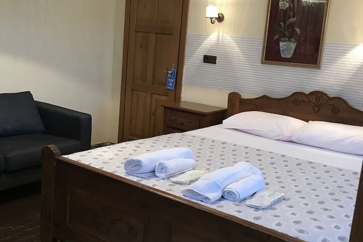 Room 6 of 28
