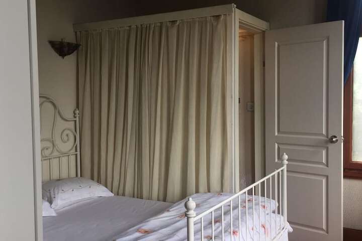 Room 4 of 43