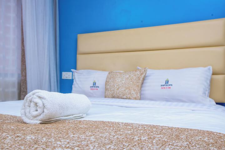 Room 4 of 9