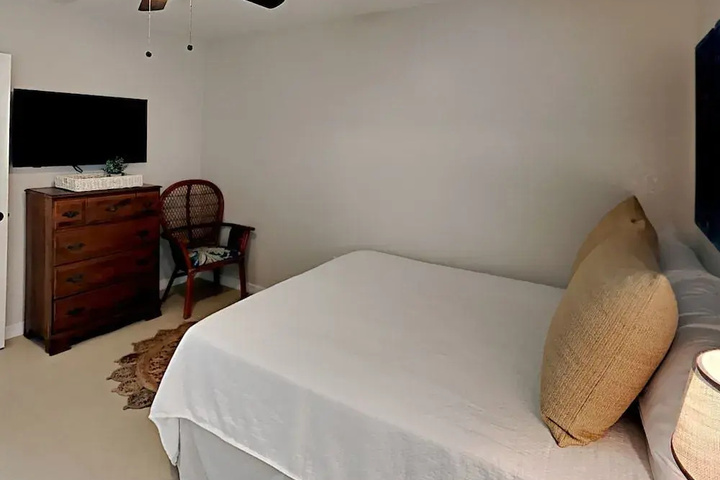 Cozy East Hill Getaway