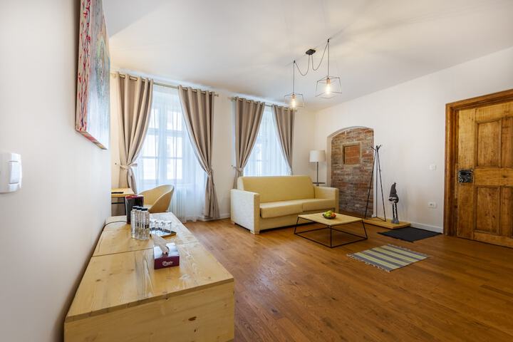 Room 3 of 28