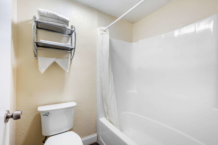2 Double Beds (6 of 8)