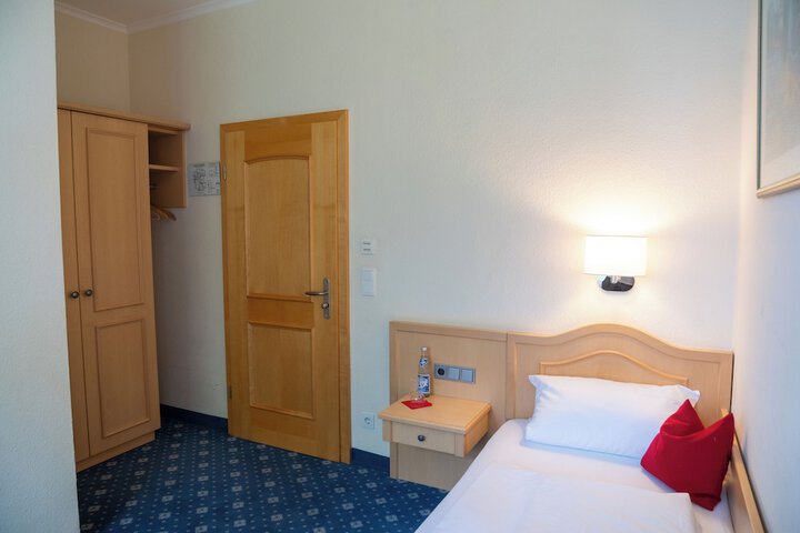 Room 11 of 30