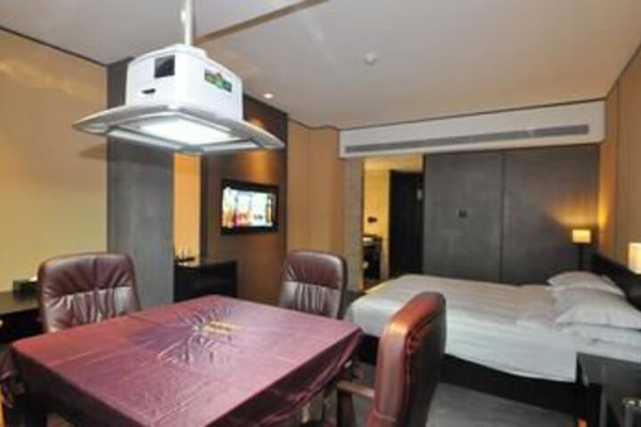 Room 17 of 27