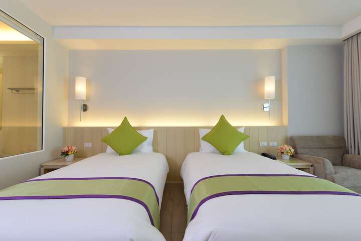 Room 16 of 108