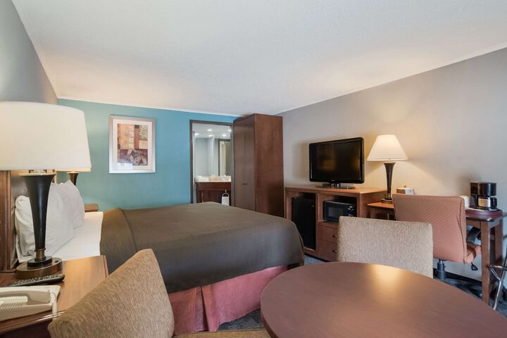 1 King Bed (3 of 7)