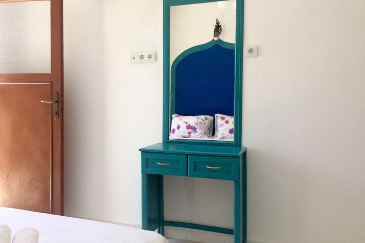Room 4 of 144