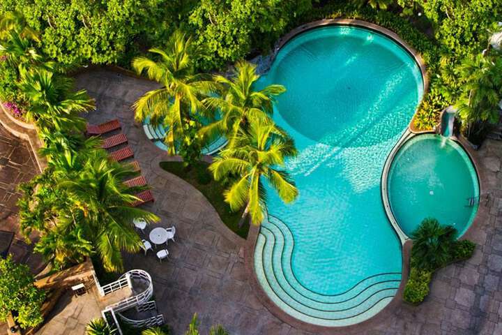 Hotel Pool