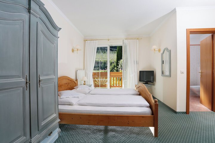 Room 17 of 38