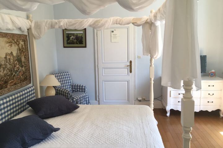 Room 6 of 125