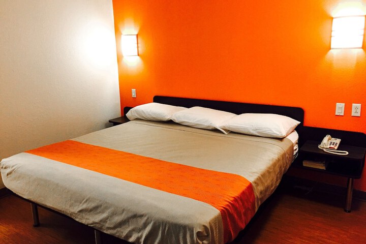 Room 15 of 37
