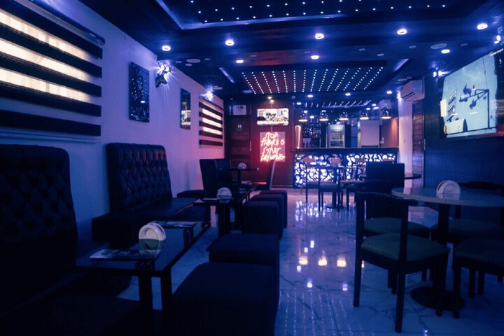 Lounge 22 of 25