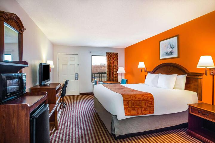 1 King Bed (8 of 10)