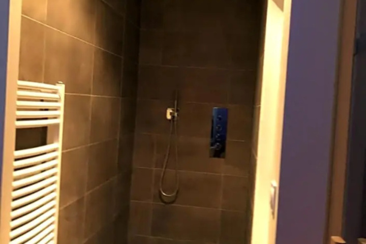 Room 7 of 12