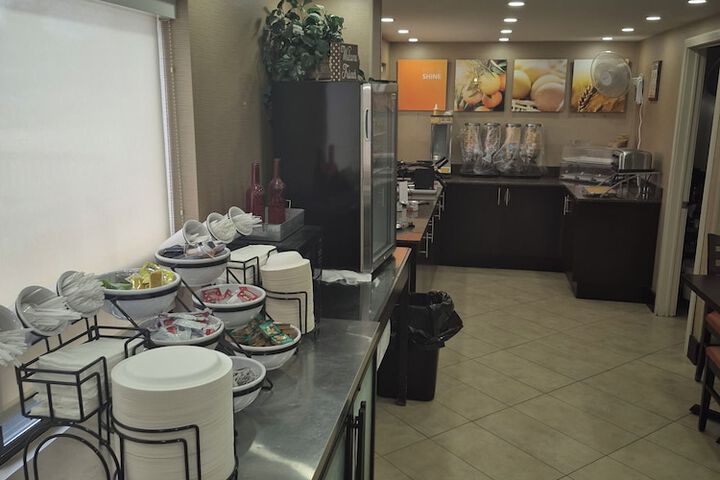 Breakfast/Coffee Service 28 of 37