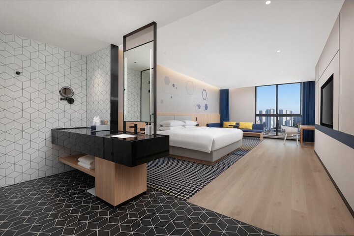 Room 7 of 18