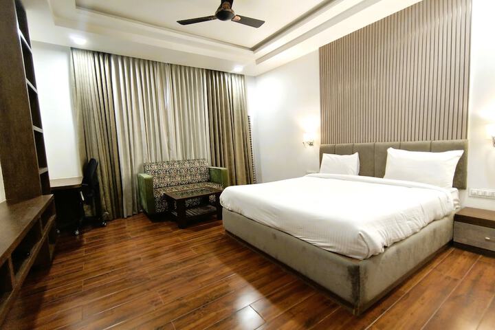 Room 10 of 19