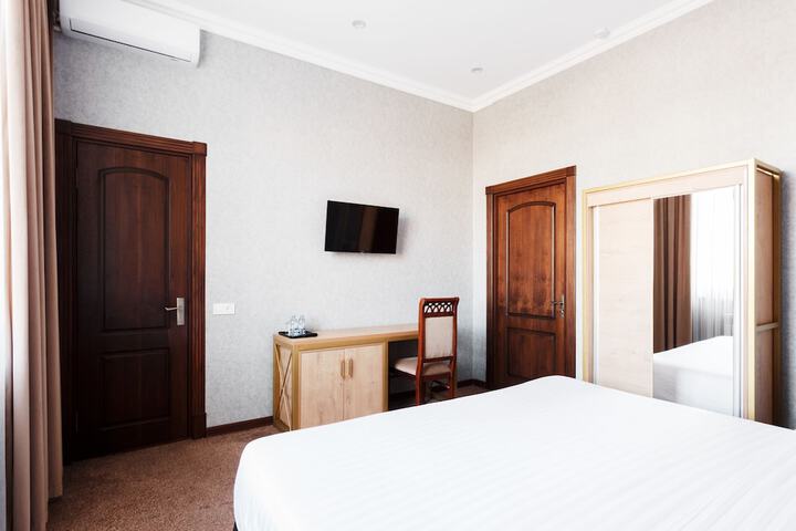 Room 9 of 32
