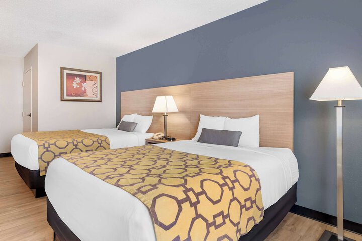 2 Queen Beds (8 of 9)