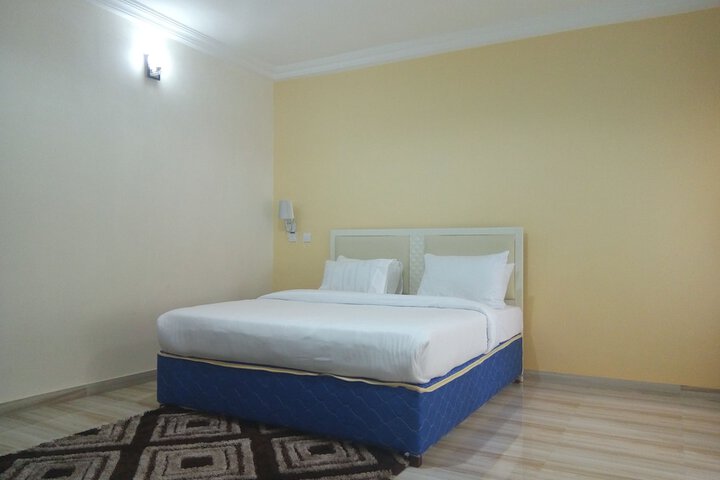 Room 12 of 32