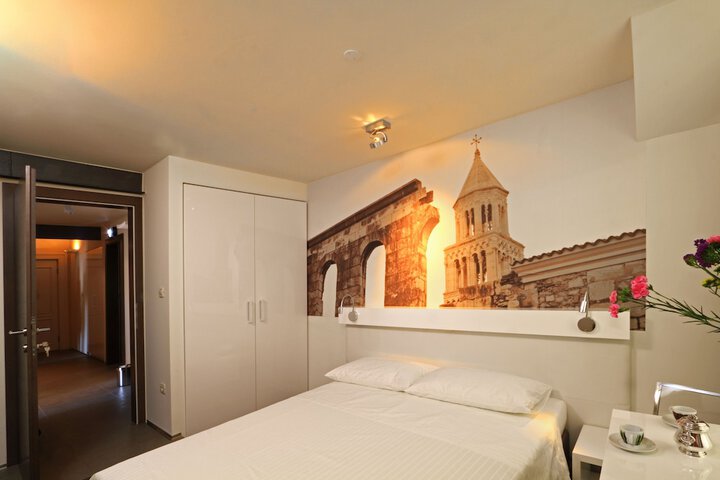 Room 10 of 32