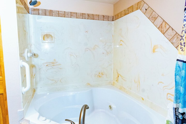 Jetted tub