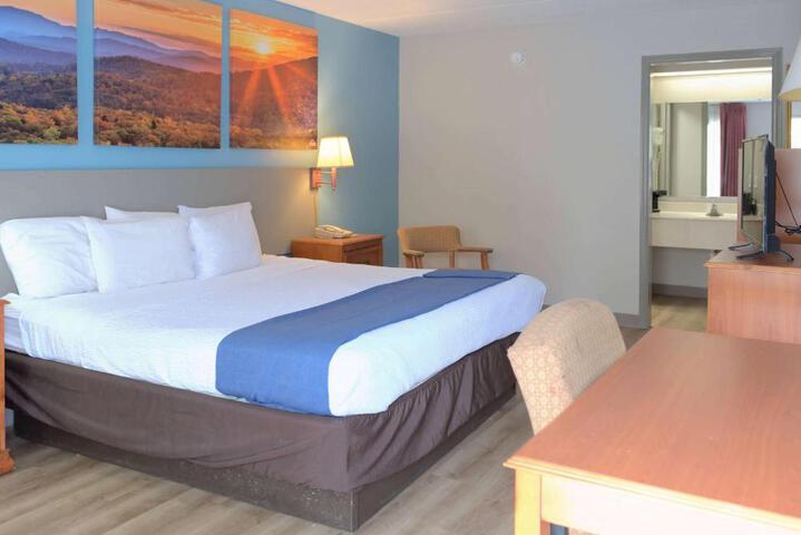 1 King Bed (7 of 7)