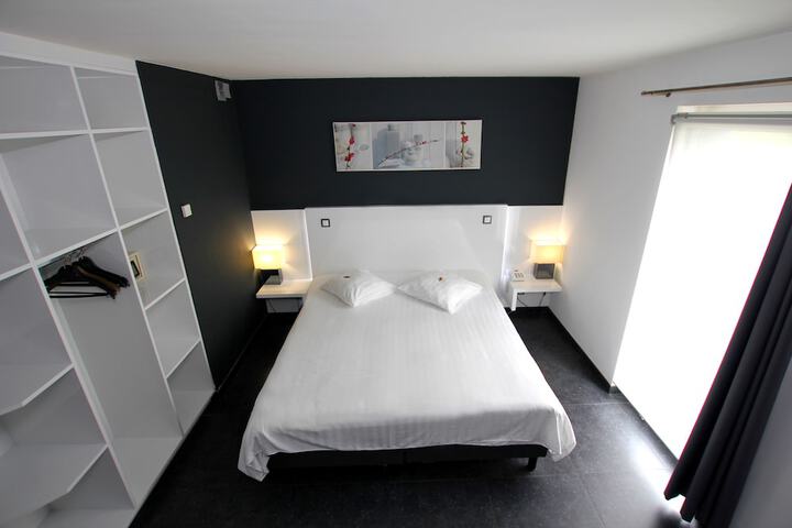 Room 7 of 28