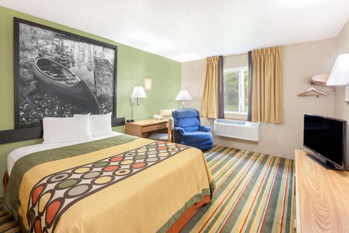 1 Queen Bed (10 of 15)