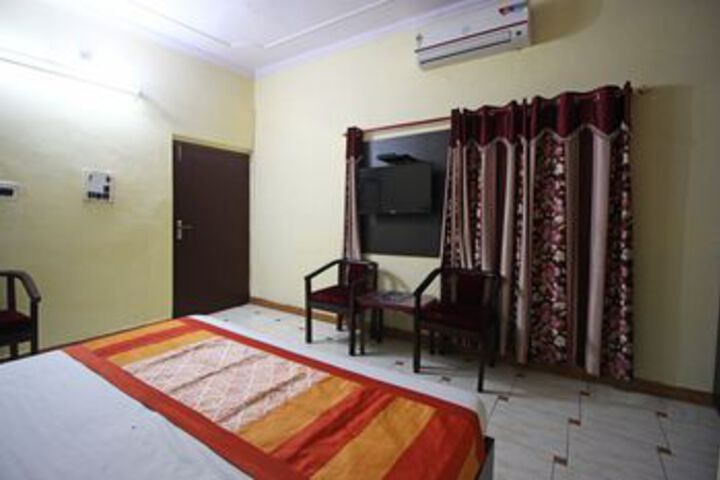 Room 12 of 20