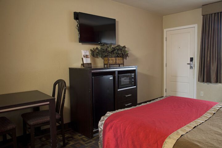 1 Queen Bed (14 of 23)