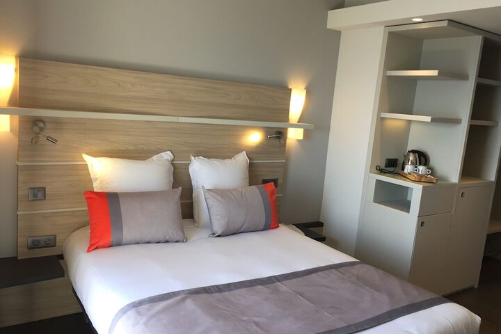 Room 6 of 103