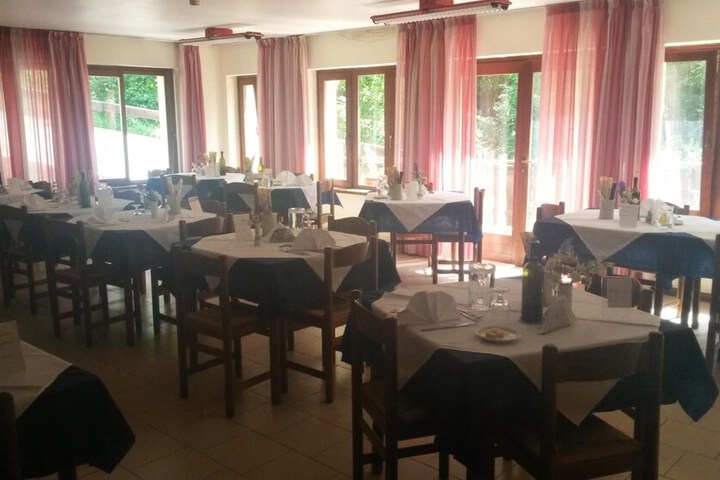 Dining 33 of 54