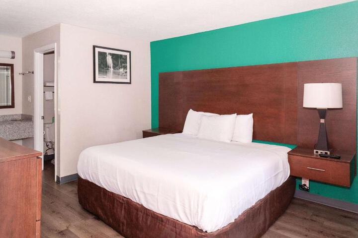 1 King Bed (2 of 7)