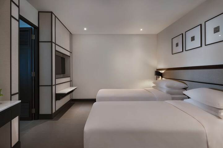 Room 43 of 185