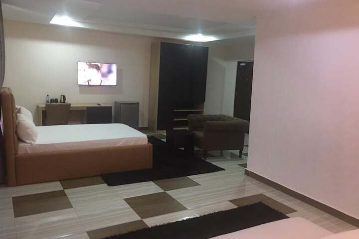 Room 13 of 33