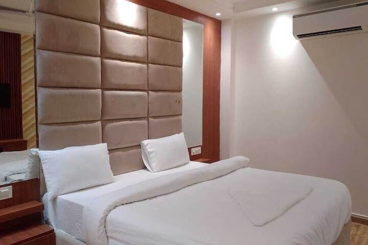 Room 6 of 11