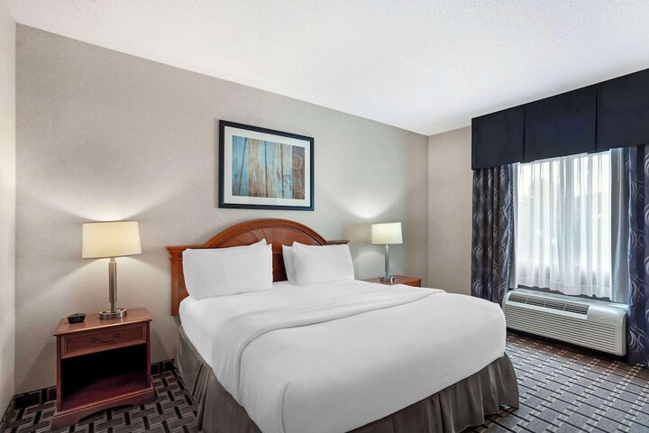 1 King Accessible Comm Assist Roll in Shower Microwave, Refrigerator WiFi Full Breakfast (14 of 16)